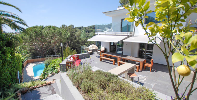 Grande villa moderne dans une magnifique baie , à pied de la plage