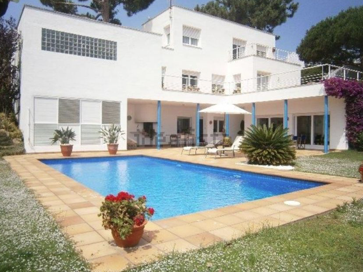 Modern villa with pool in Cala Sant Francesc