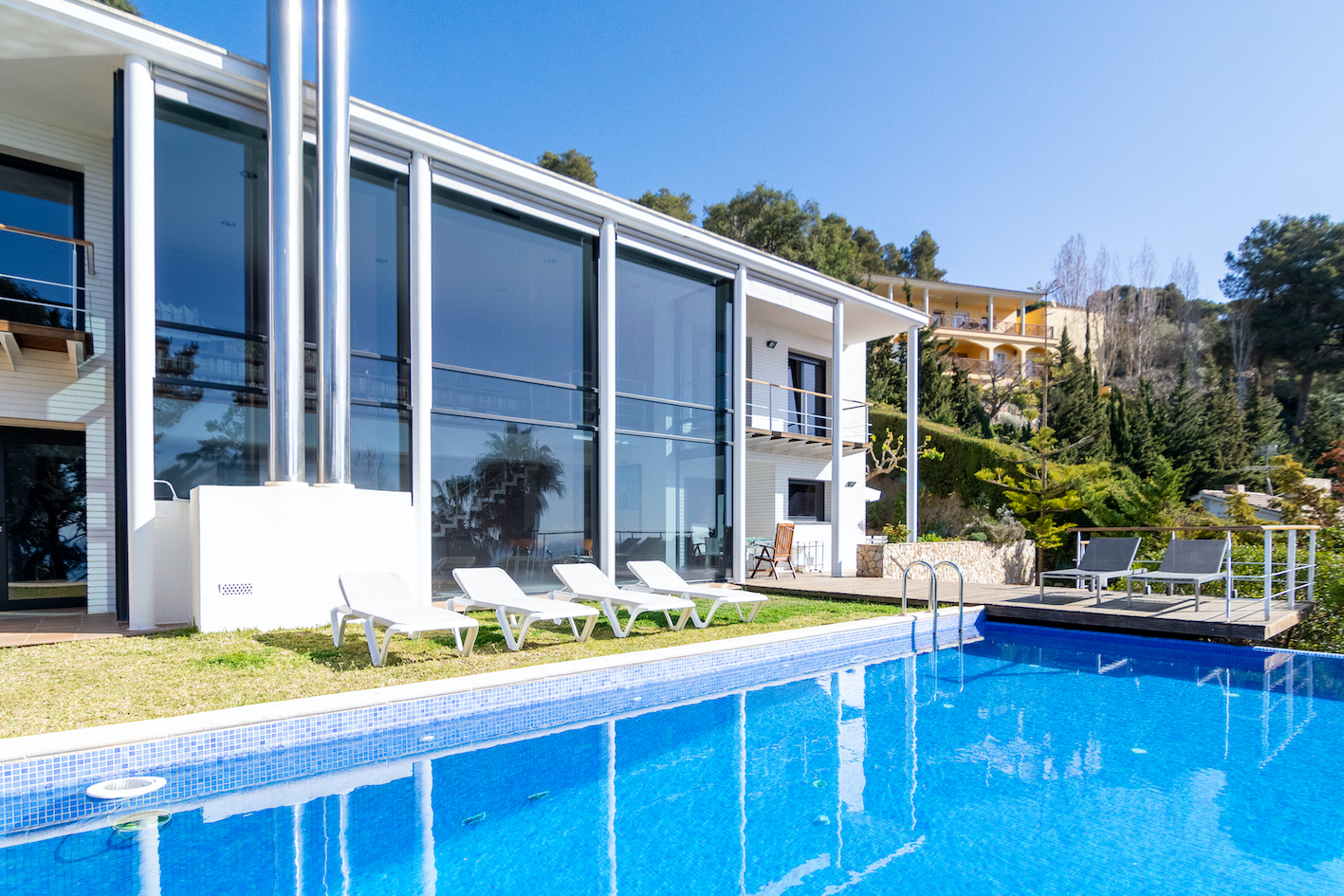 Splendid modern villa close to beach and rental license